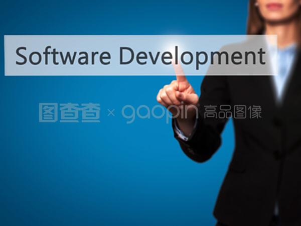指尖商機 女商人按下技術(shù)按鈕，開啟軟件開發(fā)與銷售新篇章