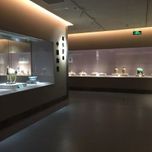 專業(yè)展覽展柜定制與安裝 連接藝術(shù)與觀眾的無形橋梁